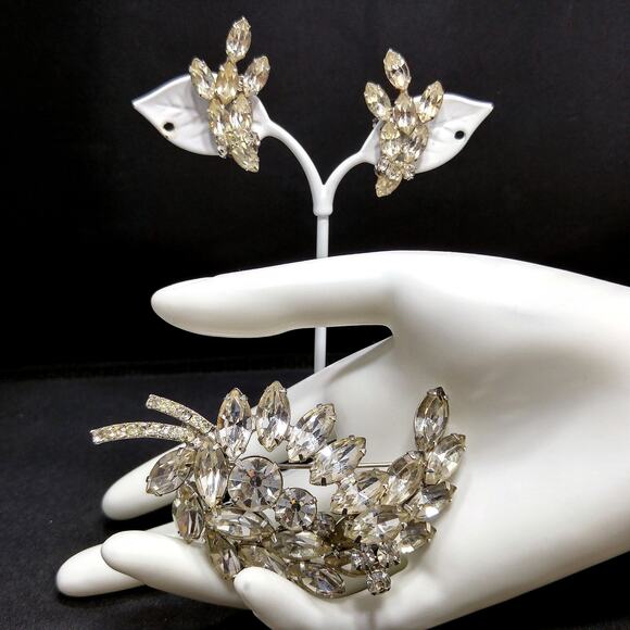 Vintage Clear Rhinestone Floral Brooch Clip Earrings Set, Rhodium Plated, 1960s - Picture 3 of 10